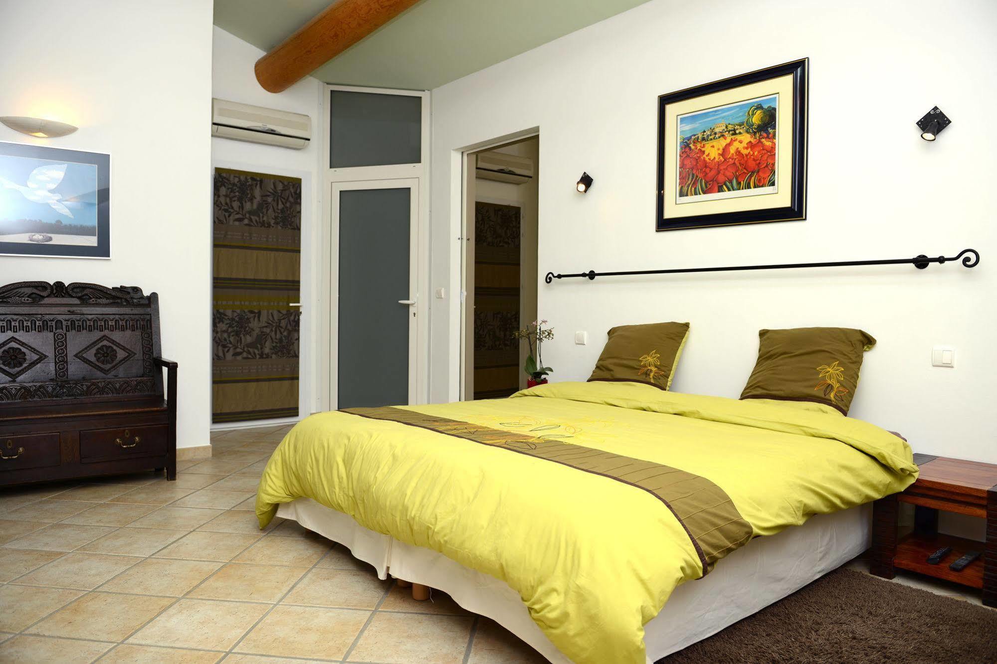 Mas De Carabelle Bed & Breakfast La Roque-Alric ภายนอก รูปภาพ