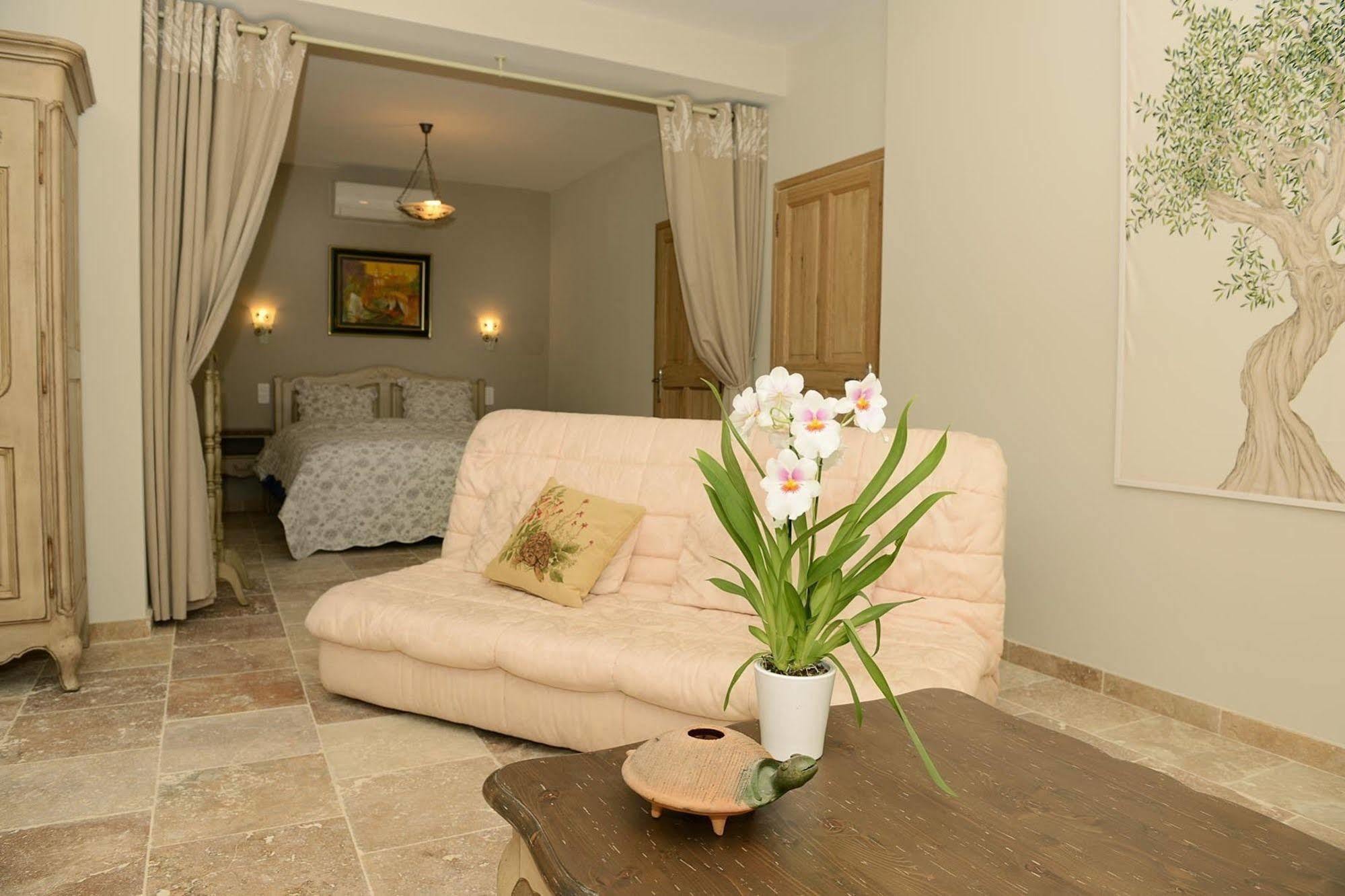 Mas De Carabelle Bed & Breakfast La Roque-Alric ภายนอก รูปภาพ