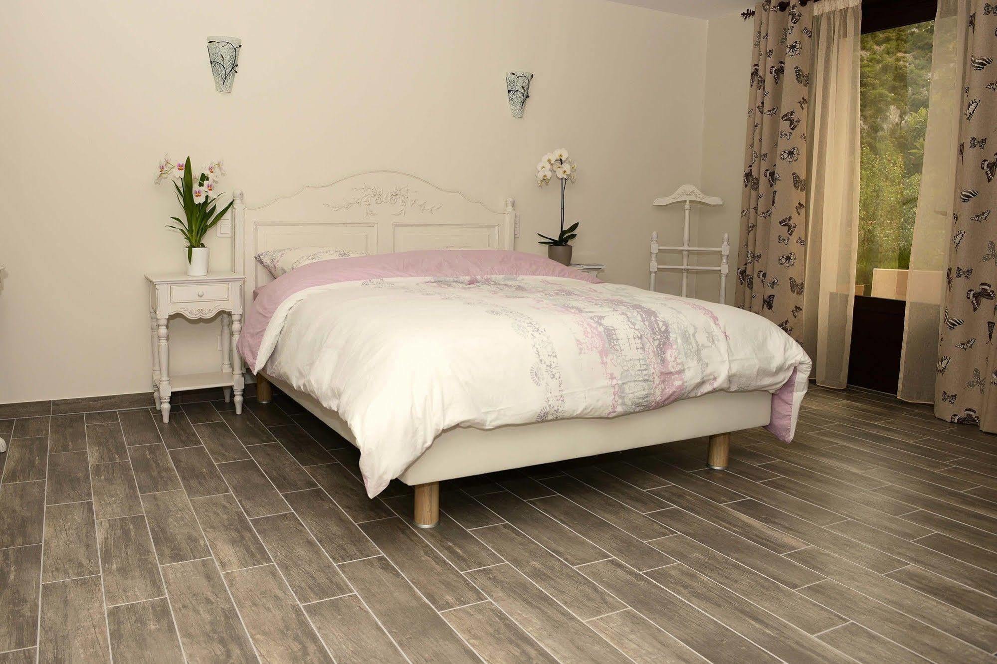 Mas De Carabelle Bed & Breakfast La Roque-Alric ภายนอก รูปภาพ